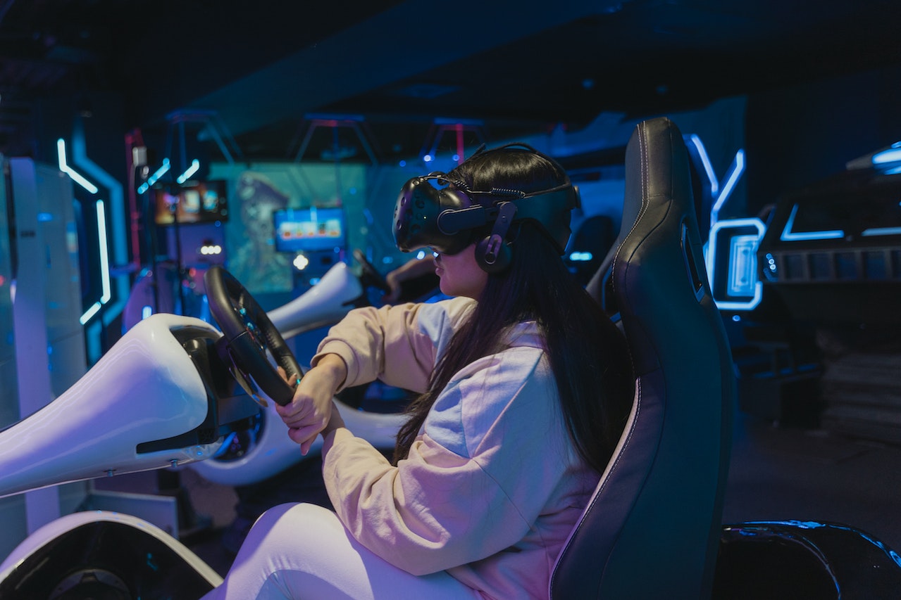 Virtual car racing game